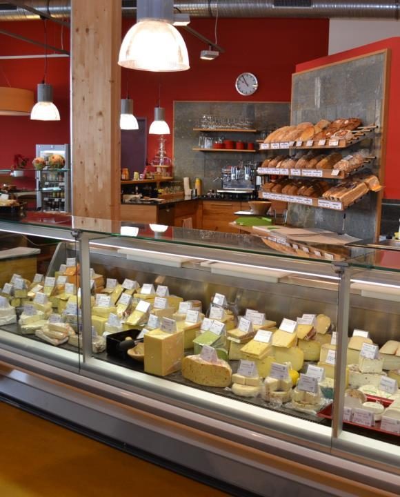 Käsetheke in der Höhenberger Biokiste, Velden